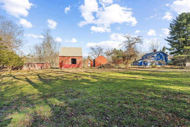 view of yard with an outbuilding