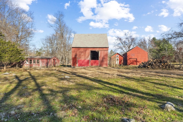 view of yard with an outdoor structure