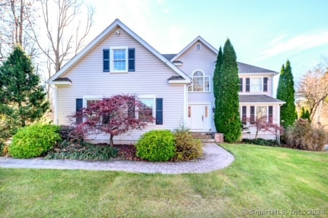 view of front of house with a front lawn