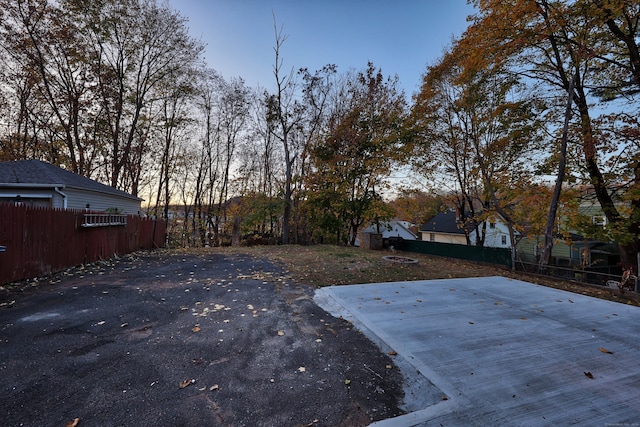 view of yard at dusk