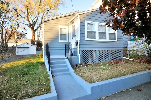 bungalow-style house featuring a front yard