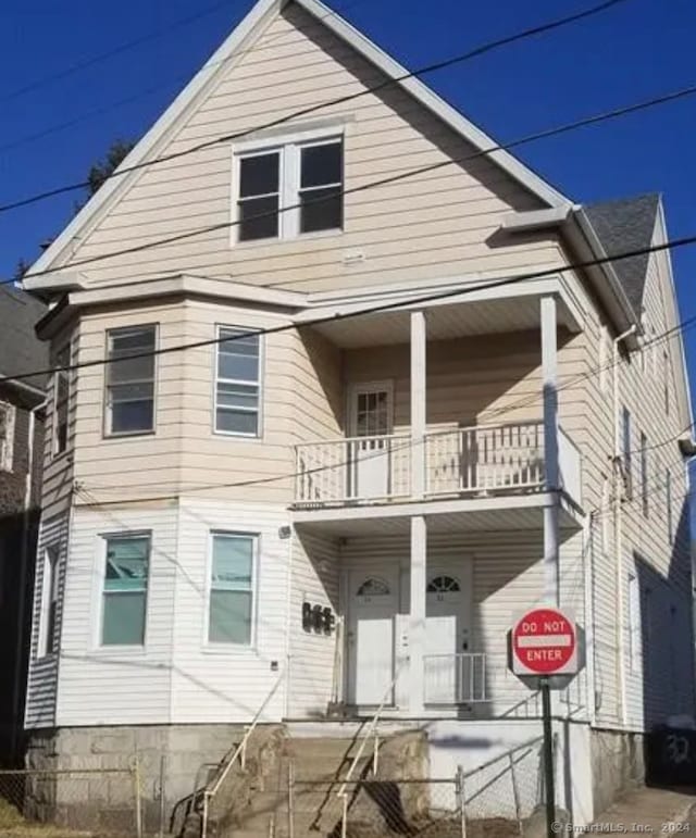 view of front of property featuring a balcony