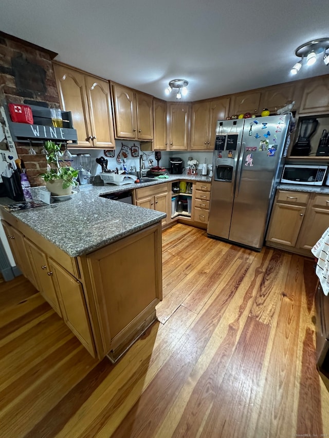 kitchen featuring sink, appliances with stainless steel finishes, and light hardwood / wood-style flooring