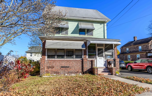 view of front of house featuring a front lawn