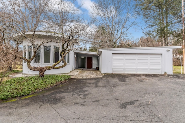 view of front facade featuring a garage