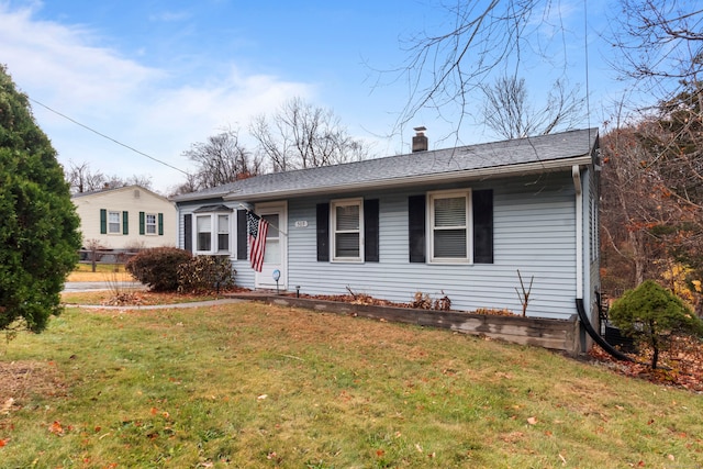 ranch-style home featuring a front lawn