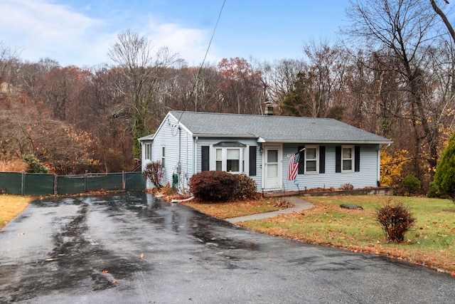 view of front of home featuring a front yard