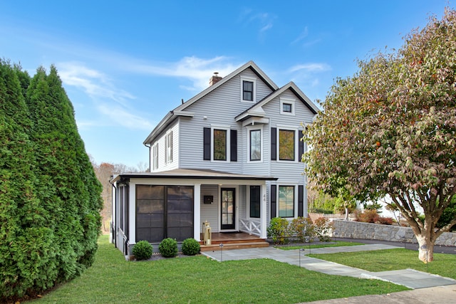 view of front of property featuring a front yard