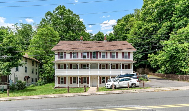 colonial house featuring a front yard