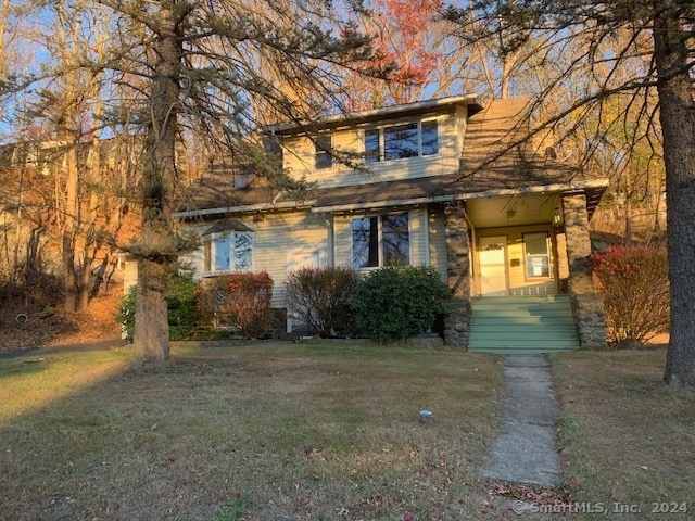 view of front facade with a front lawn