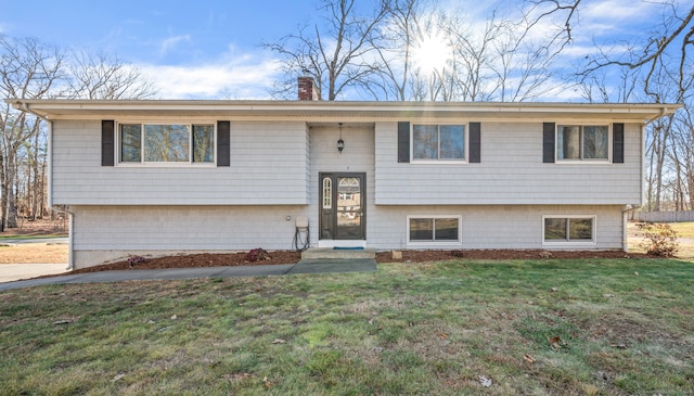 split foyer home featuring a front yard