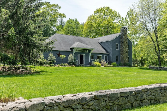 view of front of house featuring a front lawn