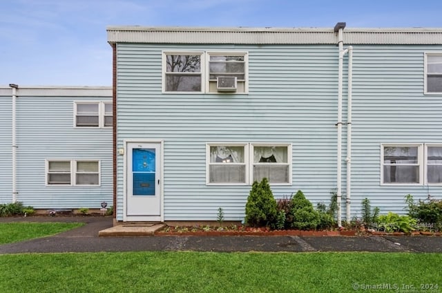 view of front of house with a front lawn