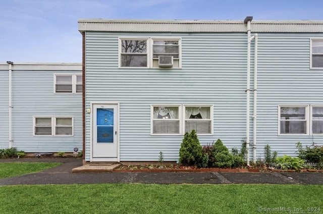 25 Liberty St Unit E, New Haven, CT 06519 - multi unit property with a front lawn