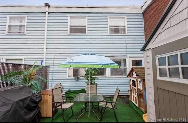 25 Liberty St Unit E, New Haven, CT 06519 - back of property featuring outdoor dining space