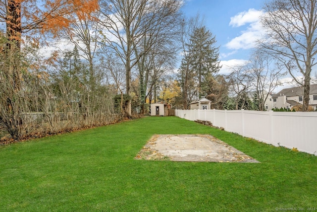 view of yard with a shed