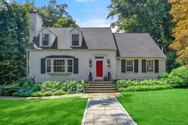 cape cod-style house featuring a front lawn