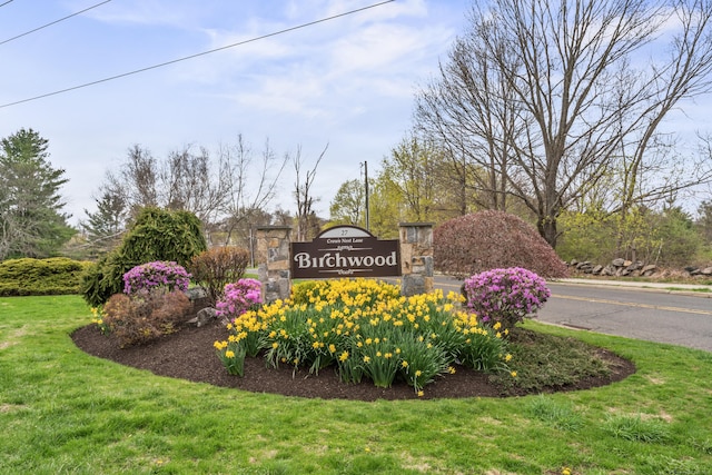 27 Crows Nest Ln Unit 15E, Danbury, CT 06810 - community sign with a yard