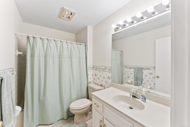 27 Crows Nest Ln Unit 15E, Danbury, CT 06810 - full bath featuring a wainscoted wall, vanity, curtained shower, and toilet
