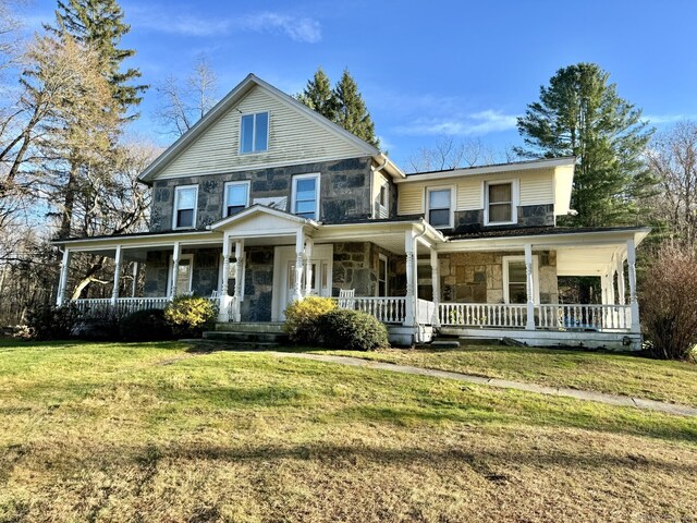 view of front facade featuring a front lawn and a porch