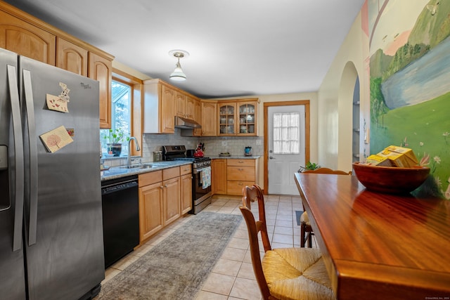 kitchen featuring plenty of natural light, sink, backsplash, and appliances with stainless steel finishes