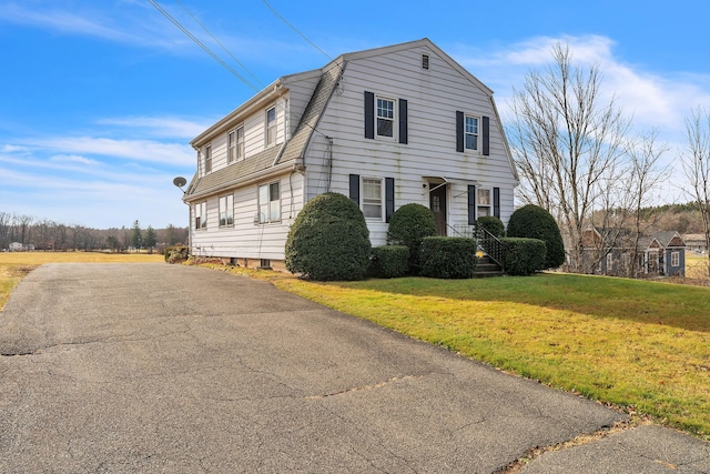 view of front of property with a front yard