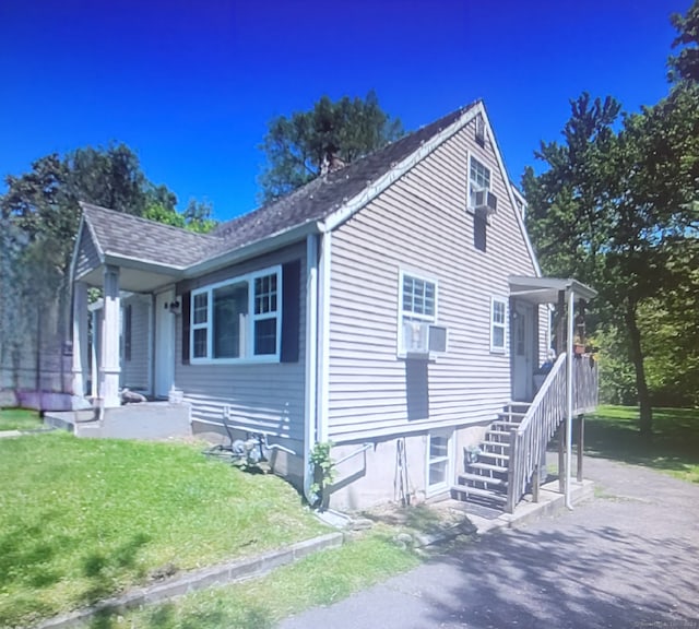 view of front of property featuring a front lawn