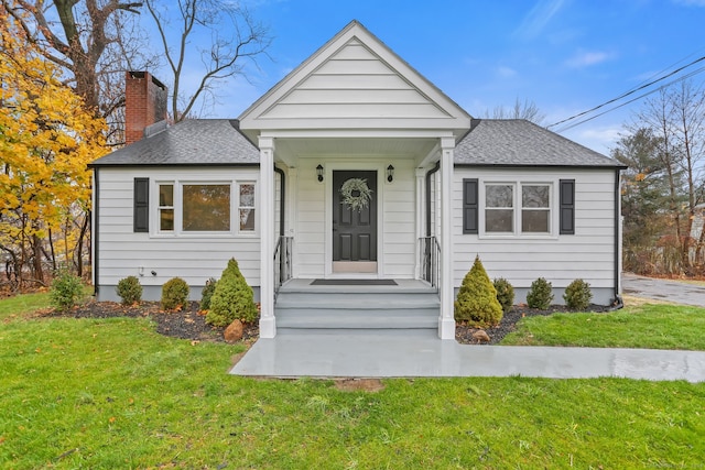 bungalow featuring a front lawn