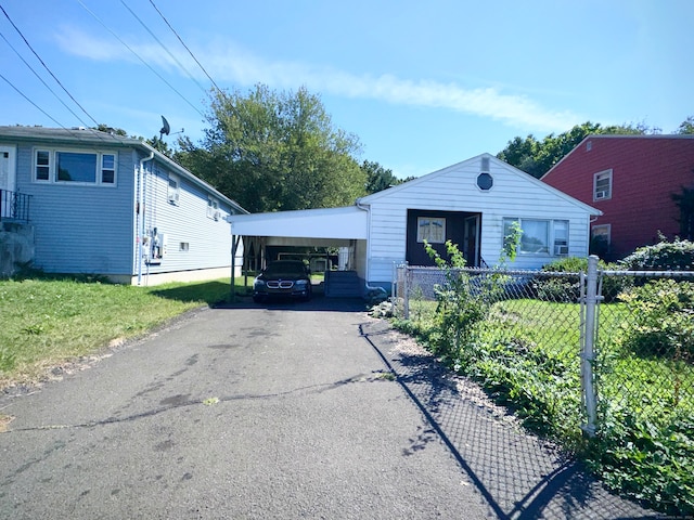 view of front of home featuring a carport and a front yard