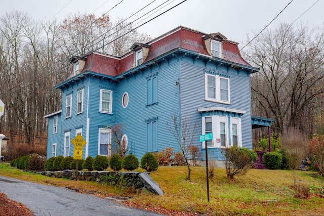 view of front of house with a front lawn