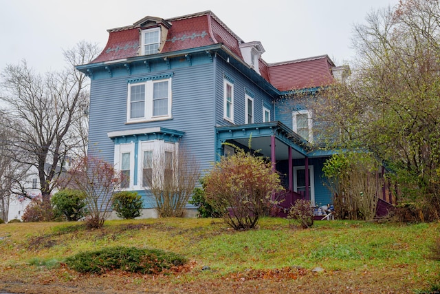 view of front of home with a front lawn