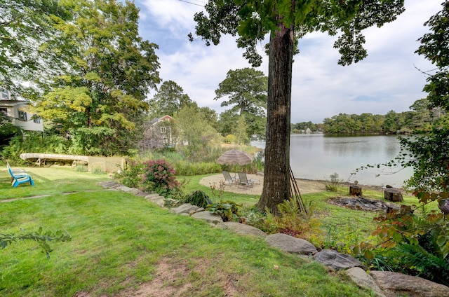 view of yard featuring a water view