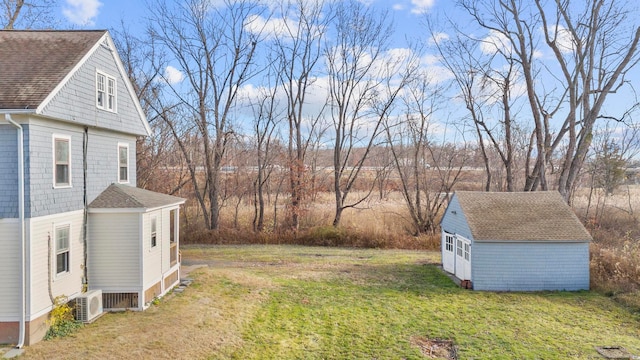 view of yard featuring a storage shed