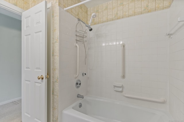 bathroom with tiled shower / bath combo