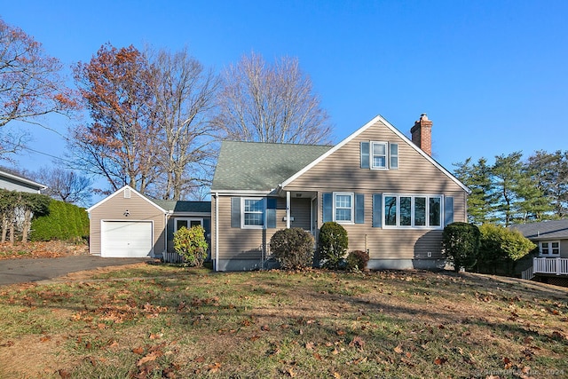 view of front of property featuring a front lawn