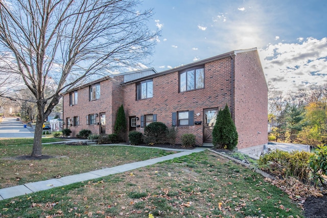 view of property featuring a front lawn