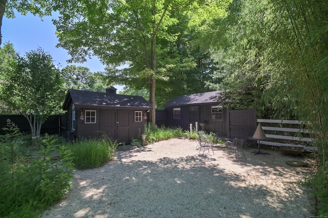 view of yard with a shed