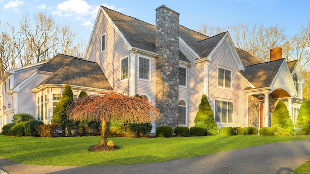 view of front facade featuring a front lawn