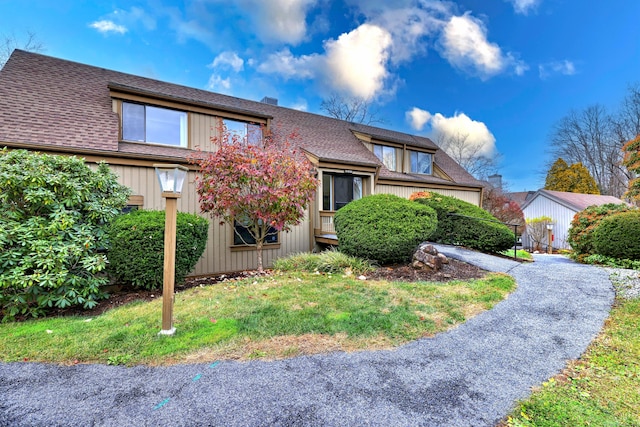 view of front of property with a front yard