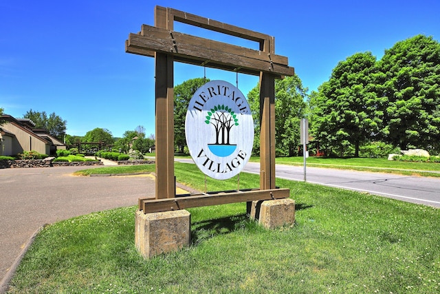 community sign with a yard