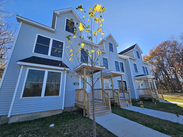 view of front of house featuring a front lawn