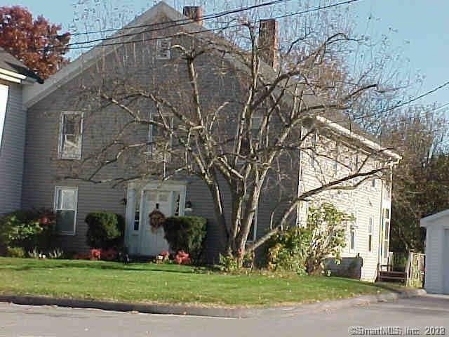 view of front of house featuring a front lawn and a garage