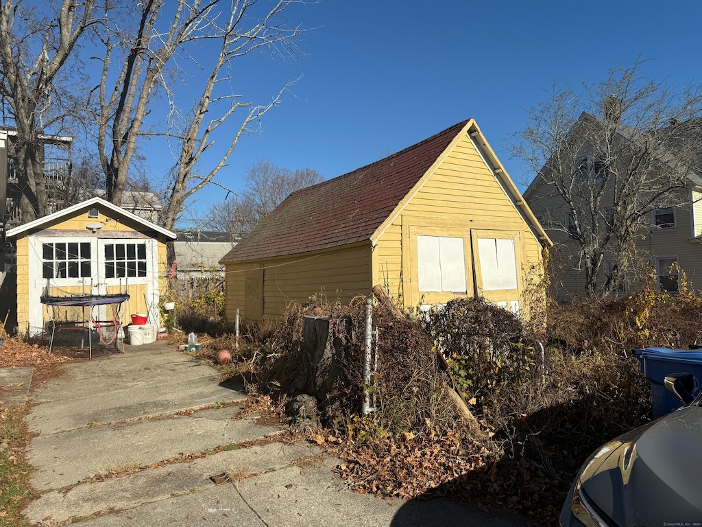 view of side of property with a storage shed