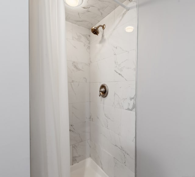 bathroom featuring a tile shower