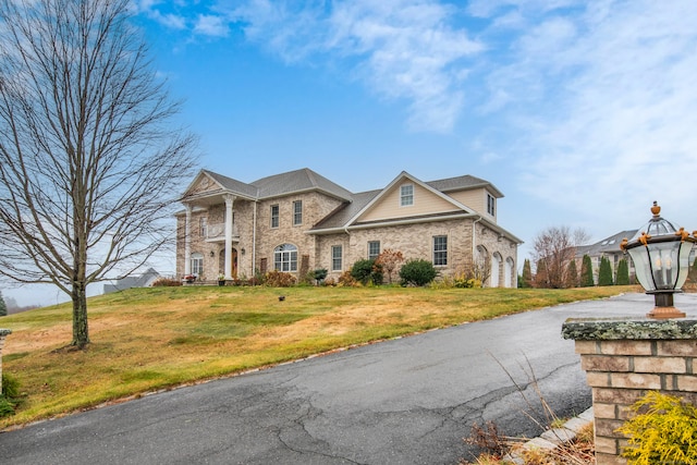 view of front facade with a front lawn