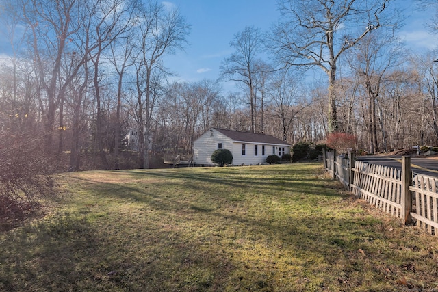 view of yard featuring an outbuilding