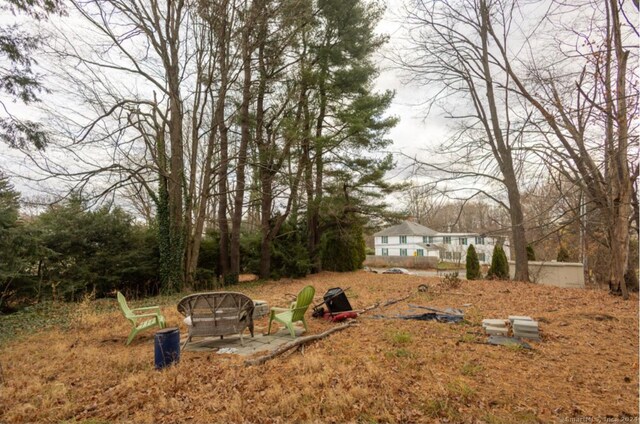 view of yard featuring a fire pit