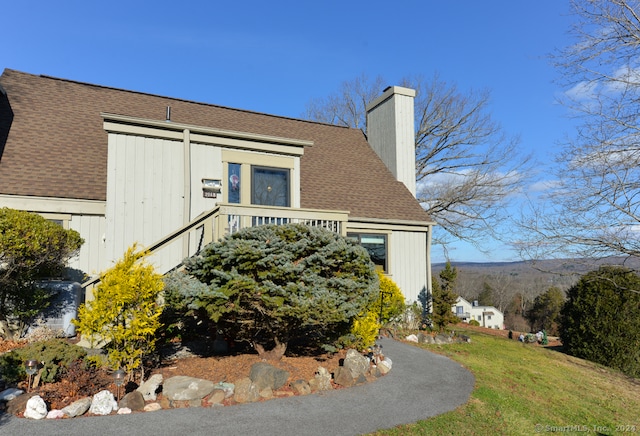 view of side of property featuring a yard