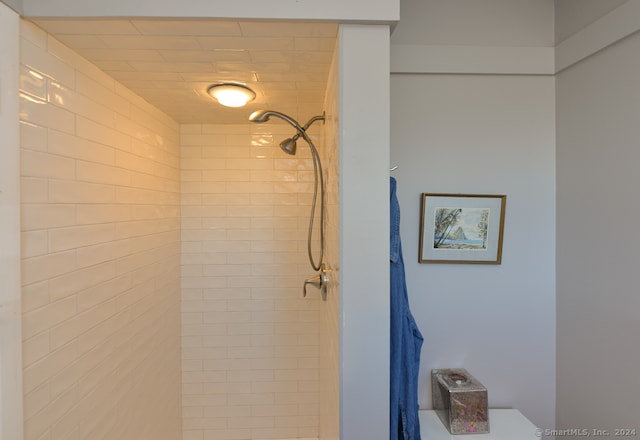 bathroom featuring a tile shower