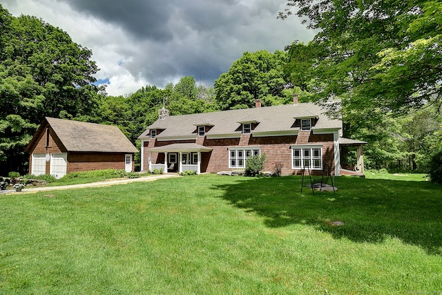 view of front of property featuring a front yard and an outdoor structure